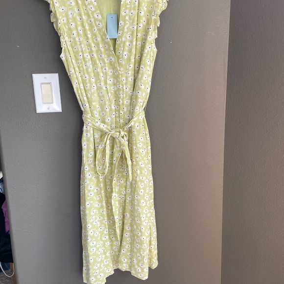 Lime ruffle sleeve dress - Picture 2 of 3